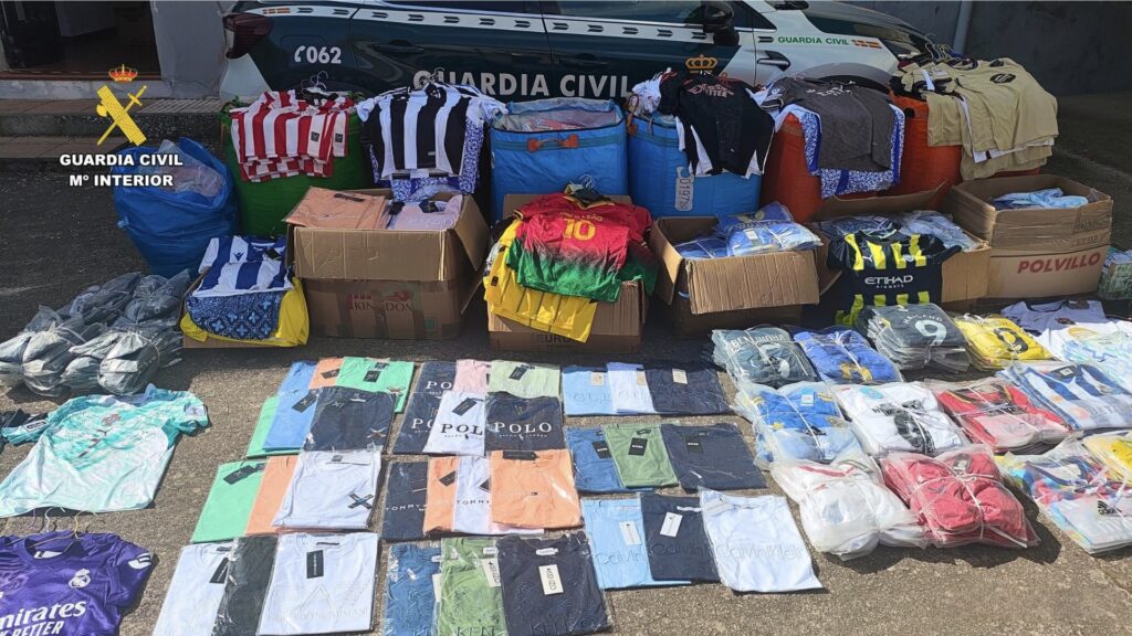 La Guardia Civil interviene cerca de 2200 camisetas falsificadas, valoradas en el mercado en más de 320000 euros Fotografía prendas