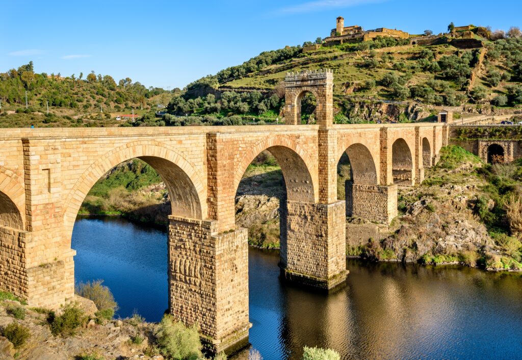 Los viajeros aumentan el 22,5% en los alojamientos extrahoteleros de Extremadura en mayo y es la comunidad que más crece en este aspecto Puente de Alcántara (c) Turismo de Extremadura