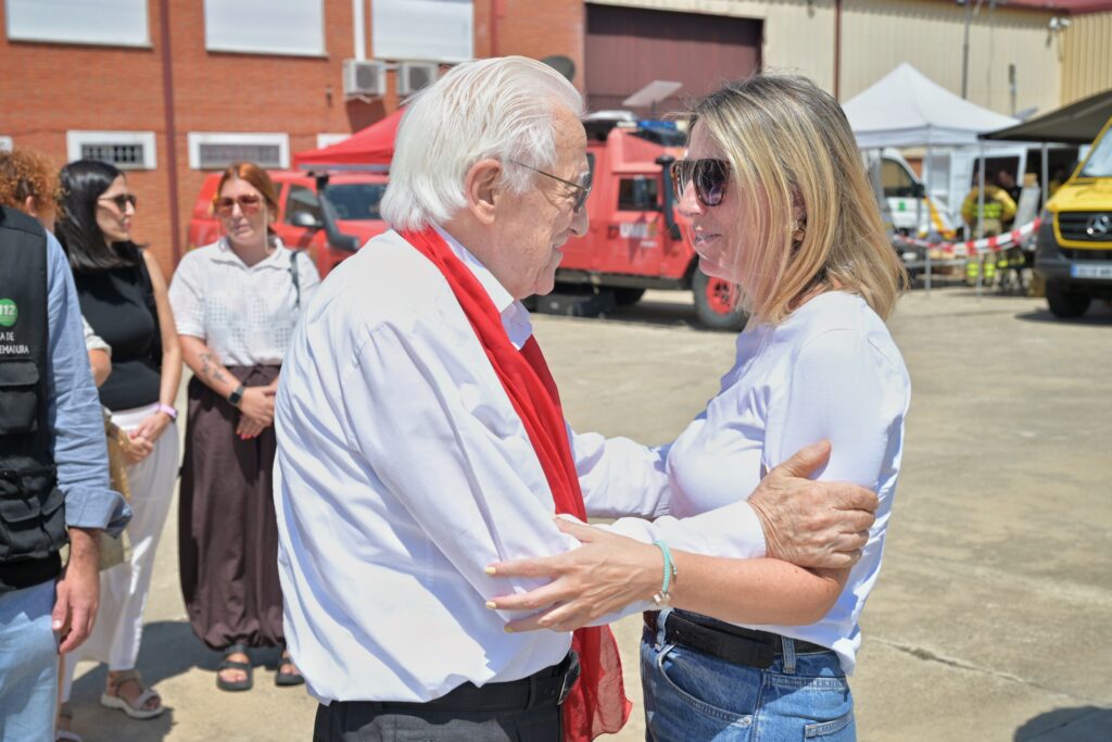 María Guardiola traslada el cariño y el apoyo de la Junta a los vecinos evacuados por el incendio de Pinofranqueado FOTO VISITA EVACUADOS PADRE ÁNGEL