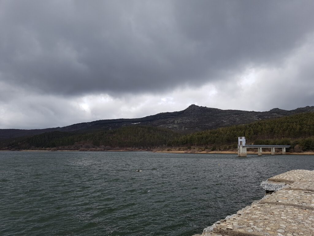 La Mancomunidad del Embalse de Béjar rechaza el convenio de Somacyl para mejorar el abastecimiento Embalse_de_navamuño_con_vista_del_espigón_de_seguridad