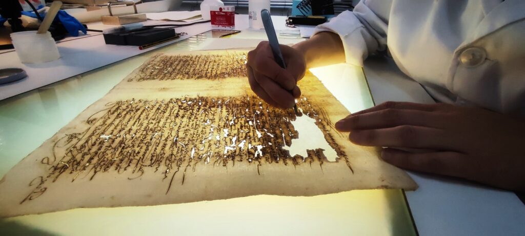La Junta de Extremadura invierte cerca de 750.000 euros en restaurar, digitalizar y modernizar los archivos extremeños Taller de restauración