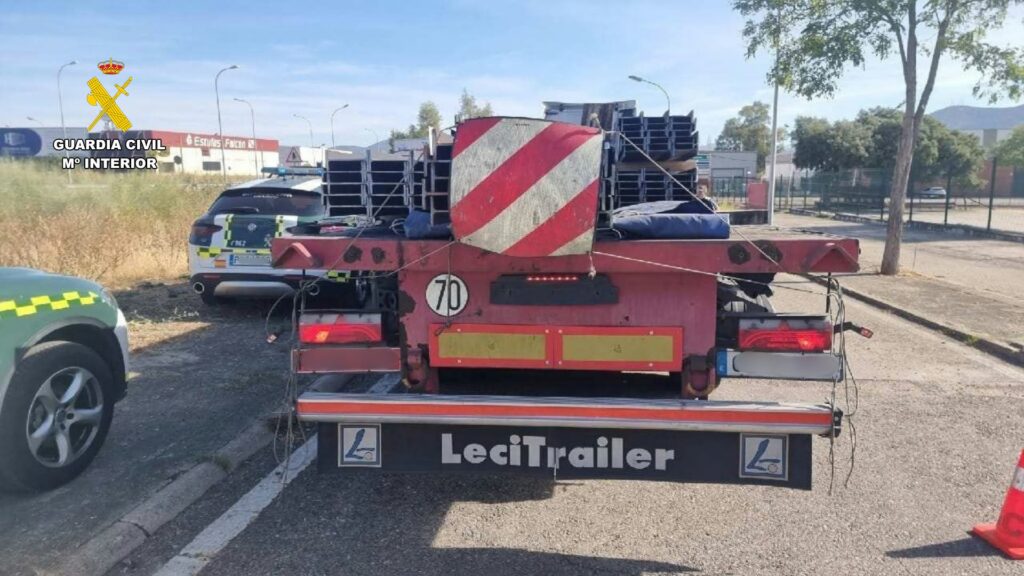 La Guardia Civil intercepta un camión que circulaba de forma irregular por la A-66 en Aldeanueva del Camino WhatsApp Image 2026-09-29 at 12.41.25