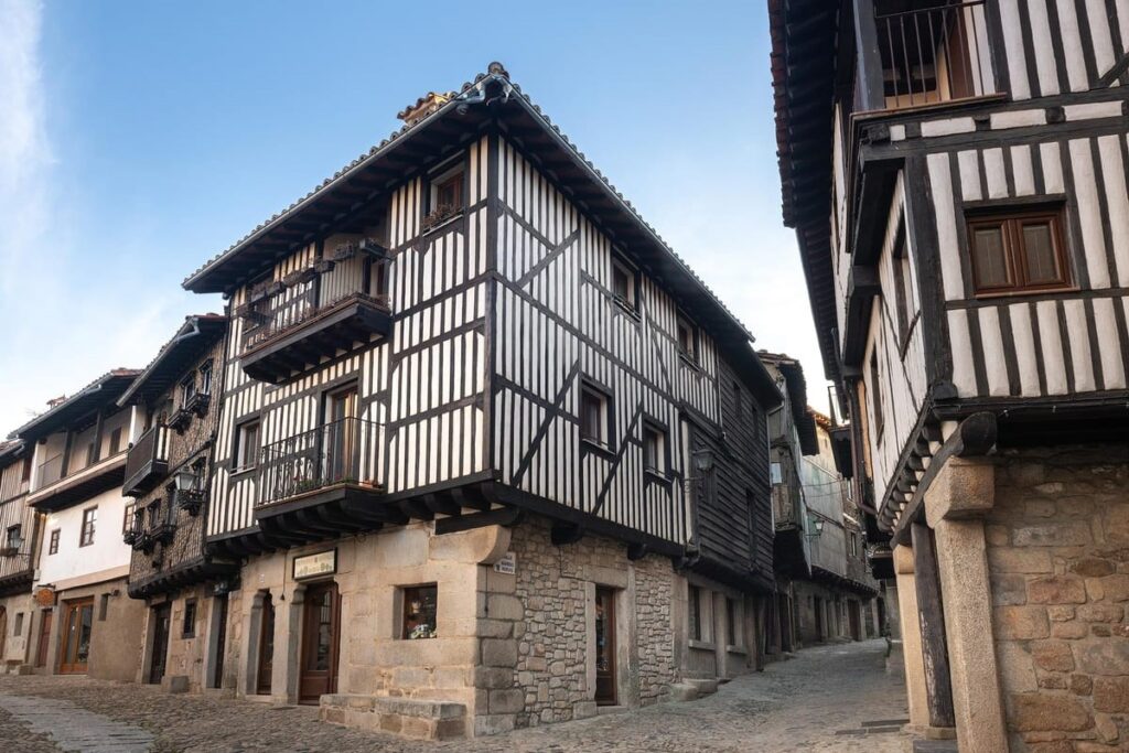 Calles tradicionales de La Alberca, uno de los pueblos más bonitos de España 2026