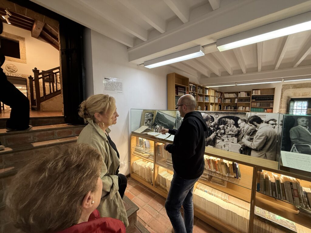 La exposición «Con Raíces» recorre en Hervás la trayectoria literaria y personal de Víctor Chamorro 2026-10-20 18.01.40