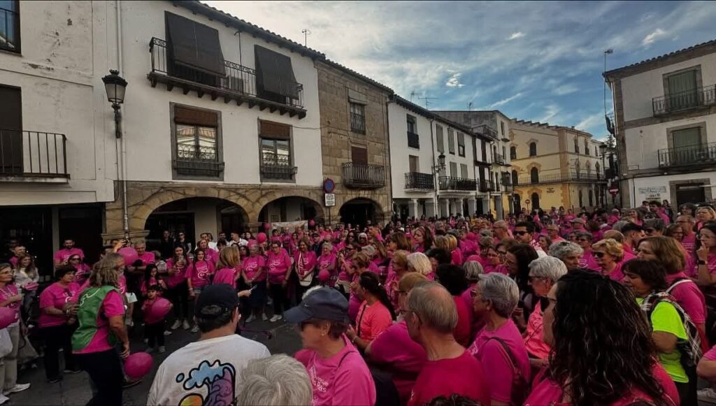 La Asociación de Mujeres Valdeamor organiza para mañana la Marcha Rosa en Hervás contra el Cáncer de Mama archa contra el cáncer