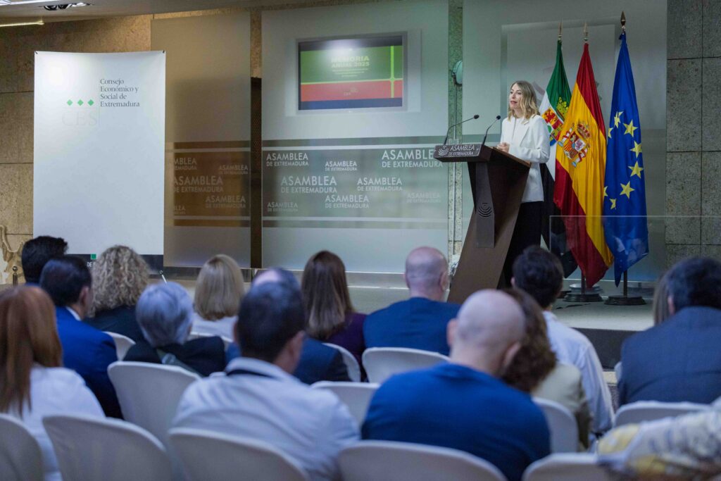 María Guardiola durante la presentación de la memoria del CES sobre el crecimiento económico de Extremadura