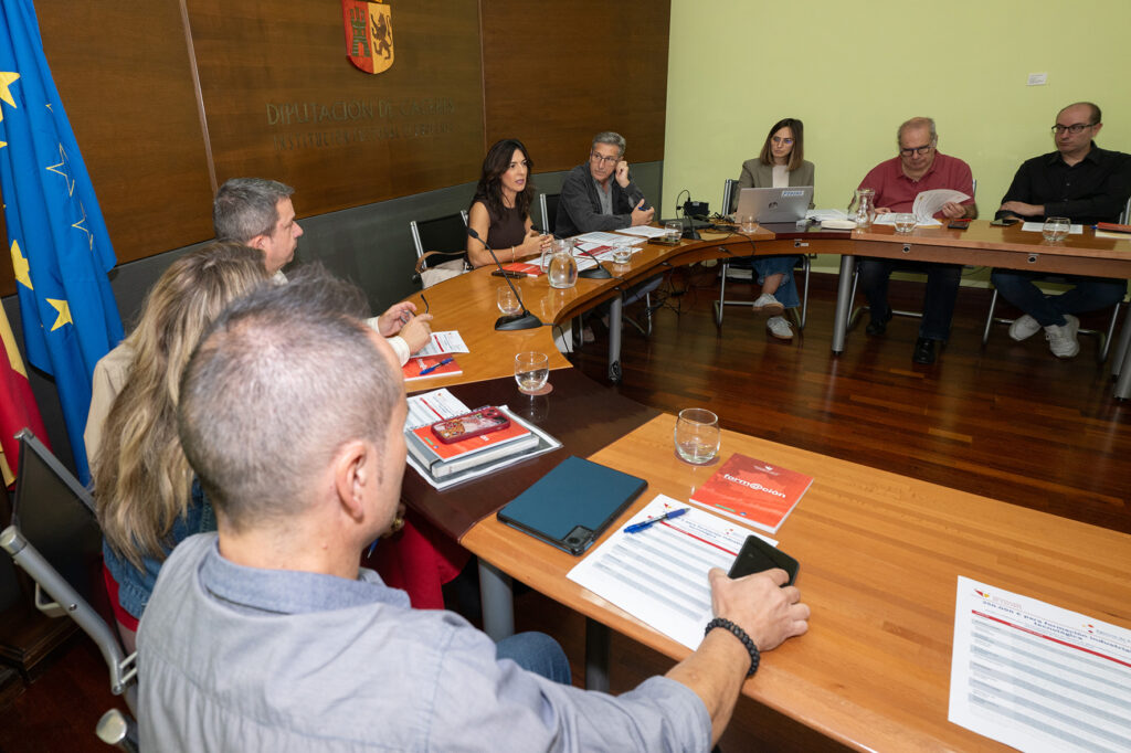 Reunión de la Diputación de Cáceres con empresarios sobre ayudas para formación industrial y tecnológica
