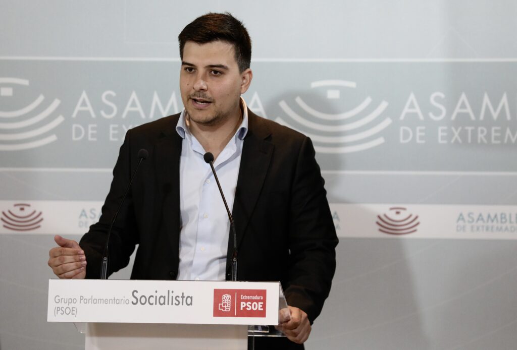 El PSOE alerta de la pérdida de 5.500 ocupados en Extremadura y denuncia el agotamiento del mercado laboral Aitor Vaquerizo Morales, portavoz de Empleo del Grupo Socialista en la Asamblea de Extremadura, durante una intervención. Foto: PSOE de Extremadura