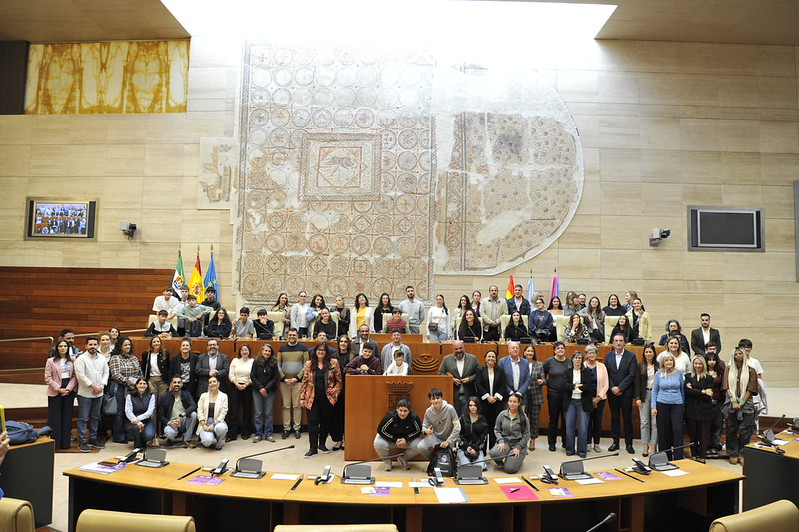 Estudiantes del IES Santa Lucía del Trampal de Alcuéscar durante el IX Pleno Escolar contra el Bullying por LGTBIfobia en la Asamblea de Extremadura