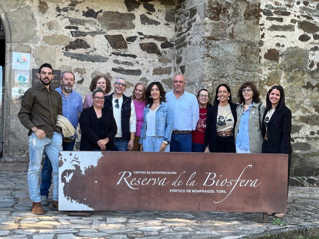 Esther Gutiérrez en la inauguración de Tesoros de Papel en Toril, Cáceres