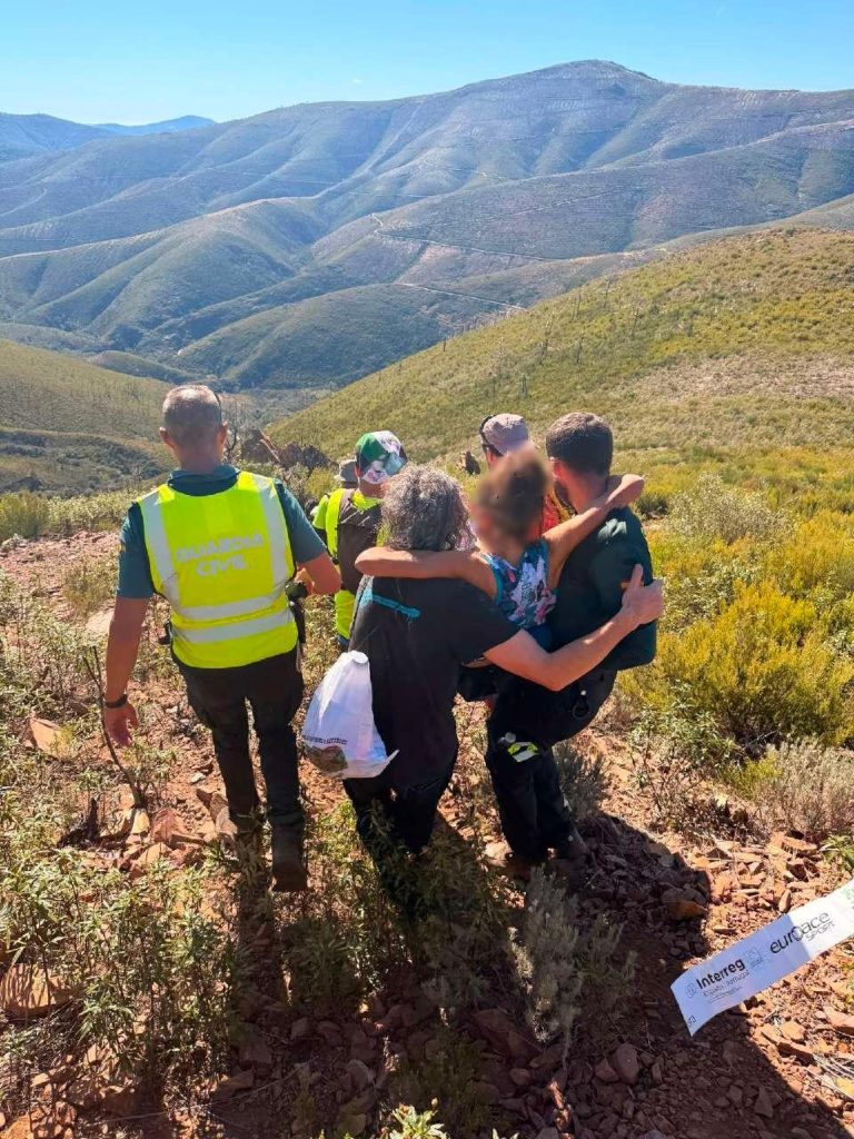 Guardia Civil y Cruz Roja durante la evacuación de una participante en el Kilómetro Vertical de Las Hurdes.