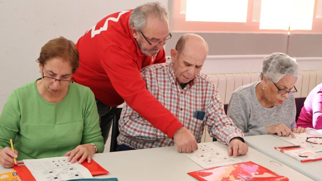Cruz Roja dará voz al voluntariado en Béjar y Guijuelo con dos encuentros abiertos a la ciudadanía Voluntariado en Béjar de Cruz Roja en una actividad solidaria